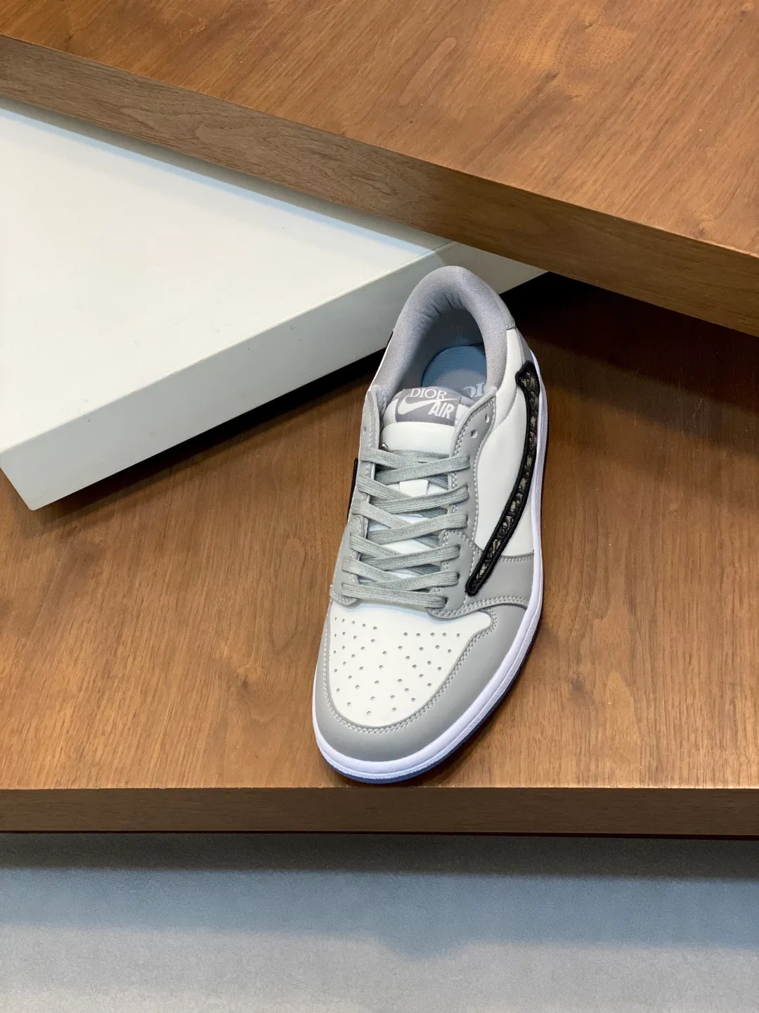Men's shoes 💰700 [Dior-AIR] Dior co-branded model - high-end quality original single casual sports sneakers - upper: 🔝 silk calfskin, toe punching technology, tongue, brand cloth label, heel. embroidered brand logo - lining: brand canvas - outsole: original TPR·rubber·two-color molded outsole -super high quality control·fine workmanship·prominent (high-end·luxury·grade) -Size: 39-44 (38, 45, 46, can be customized)